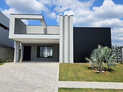 Casa térrea com 4 suítes e piscina e aquecedor solar