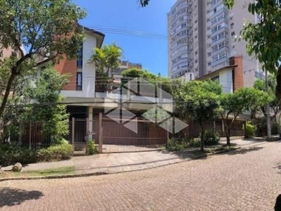 Casas a uma quadra da praça da encol: ideal para empreendimento