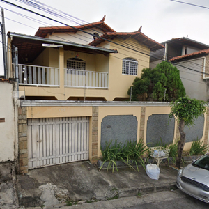 Linda casa com 4 quartos e área de churrascas em lote de 360 perto de tudo