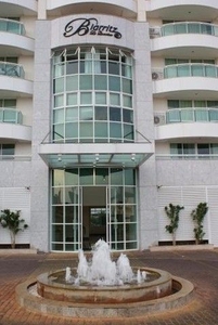 Aluga-se apartamento de 2 qts no Edifício Biarritz - SHN Qd. 01 Bloco C, Asa Norte.
