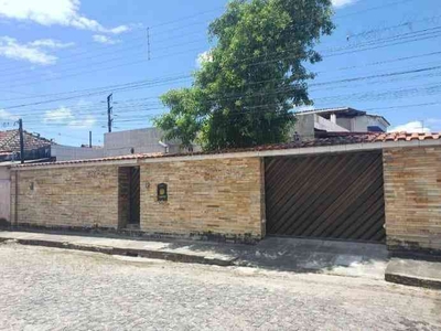 Casa com 3 quartos para alugar no bairro Campo Grande, 150m²