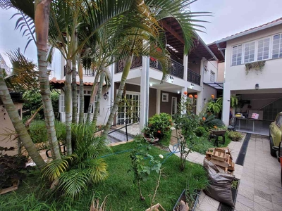 Casa com 4 quartos à venda no bairro João Pinheiro, 306m²