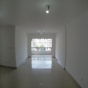 Apartamento andar alto com 03 quartos no
Renascença.