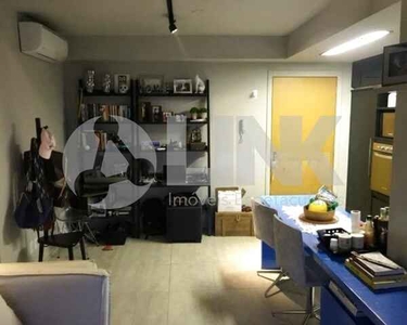 Apartamento de 1 dormitório sendo 1 suíte com 1 vaga de garagem à venda no bairro Petrópol