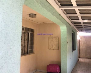 Casa 500m², 03 dormitórios, 01 banheiro e 02 vagas na garagem. Possui um amplo quintal com