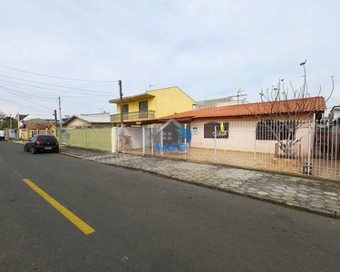 Casa à venda no Bairro Cajuru, com 05 quartos, espaço nos fundos com churrasqueira, 03 vag