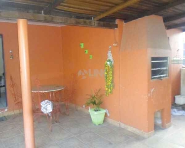 Casa à venda no bairro Sarandi em Porto Alegre com 3 dormitórios e 5 vagas próximo à Aveni