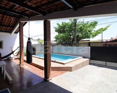 Casa com 2 dormitórios e piscina em Peruíbe
