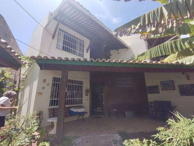 Casa de condomínio para venda possui 90 metros quadrados com 3 quartos em Itapuã - Salvador - BA