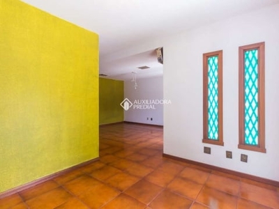 Casa em condomínio fechado com 4 quartos para alugar na rua teixeira de freitas, 85, santo antônio, porto alegre, 390 m2 por r$ 8.000