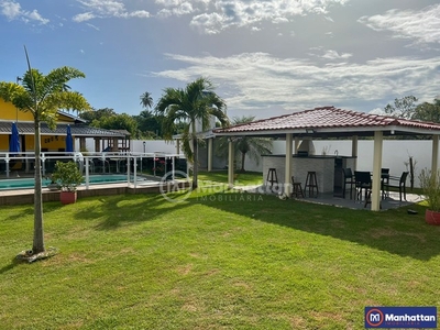 Casa localizada em Jauá, com 3/4 sendo 1 suíte, piscina e uma excelente infraestrutura de