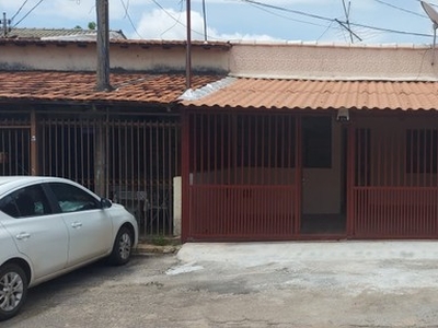 Casa para venda possui 100 metros quadrados com 4 quartos em Núcleo Bandeirante - Brasília