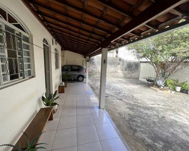 Casa para venda possui 220 metros quadrados com 3 quartos em Santa Amélia - Belo Horizonte