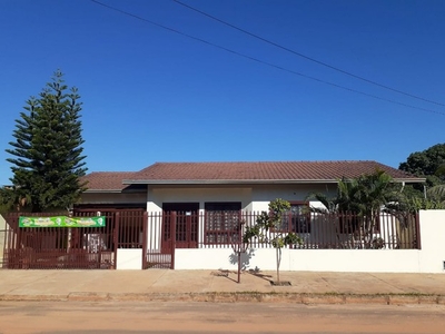 Casa para venda possui 300 metros quadrados com 3 quartos em Centro - Luís Eduardo Magalhã