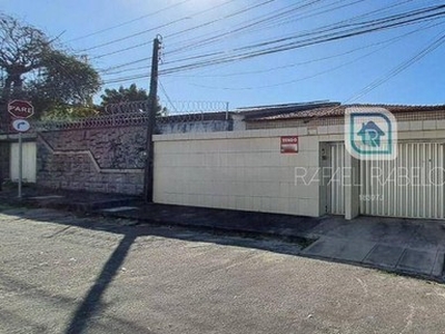 Casa plana com 04 quartos à venda no bairro Cidade dos Funcionários.