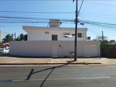 Casa sobrado com 4 quartos - Bairro Jardim América em Goiânia