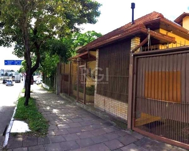 ![CDATA[Casa para Venda - 333.34m², 4 dormitórios, sendo 1 suites, 3 vagas - Teresópolis