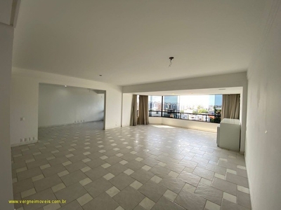 Com sala espaçosa esse apartamento vista mar com 3 ambientes e varanda incorporada a venda
