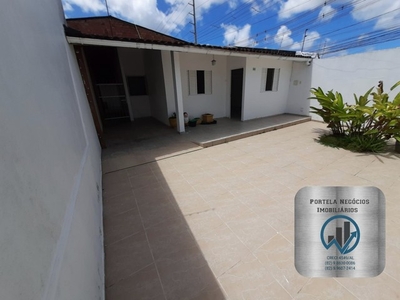 Condomínio no Antares, 2/4, suíte, terraço, quintal, área para ampliação.