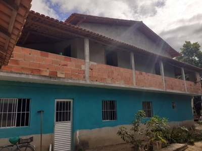 Duas casas residenciais no Bairro Tânia