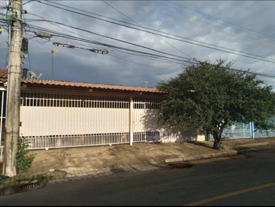 Excelente Casa na Qnj de 2 quartos sendo 1 suíte..