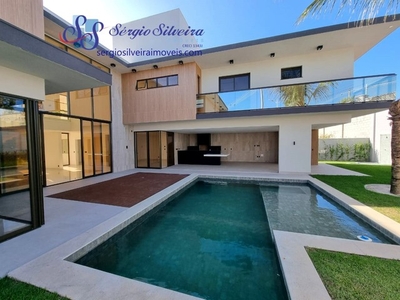 Linda casa moderna á venda no Eusébio com 4 suítes, piscina com hidro