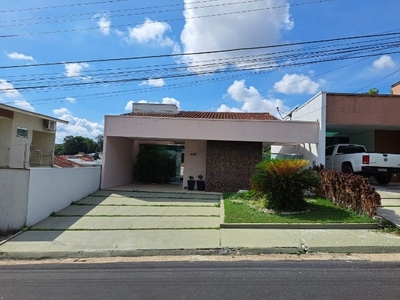 Linda casa no Cond. Forest Hill