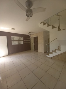 OPORTUNIDADE
CASA DÚPLEX NO BAIRRO NOVO - CAMAÇARI- BA