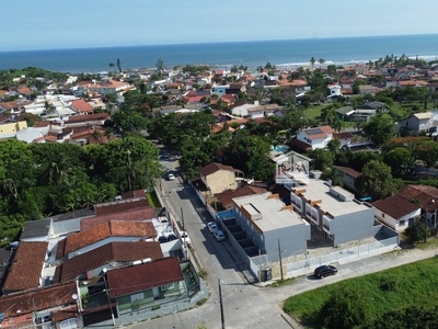 Sobrado novo a venda em condomínio fechado próxima a praia do Cibratel em Itanhaém, com 2 suítes, 1 Vaga.