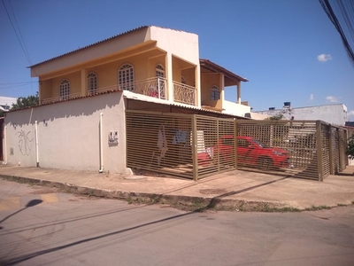 Sobrado para venda com 200 M² com 5 quartos lote de esquina em Samambaia Norte - Brasília