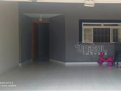 Unisol Imóveis vende casa próximo ao CD da Dori, possui três dormitórios, sendo uma suíte, Marília-SP!!