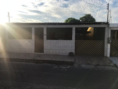 Vende-se uma casa no núcleo 23