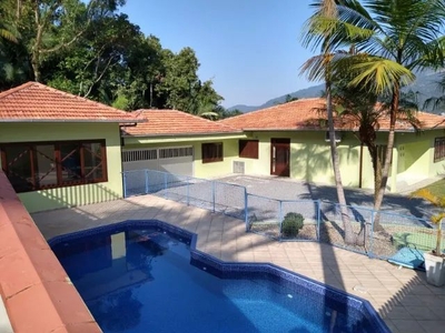Aluga-se casa com piscina na Vila Lalau
