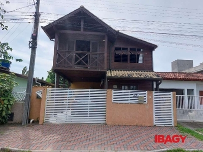 Casa com 2 quartos para alugar na rua valdemiro josé vieira, 641, campeche, florianópolis, 90 m2 por r$ 4.000