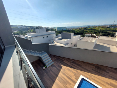 Casa de condomínio com linda vista da cidade