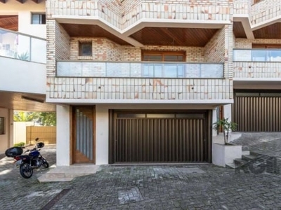 Excelente residencia ampla com 3 dormitórios sendo um uma suíte localizada no bairro ipanema.
imóvel possui living de 3 ambientes com lareira, com duas sacadas uma delas com churrasqueira, ac