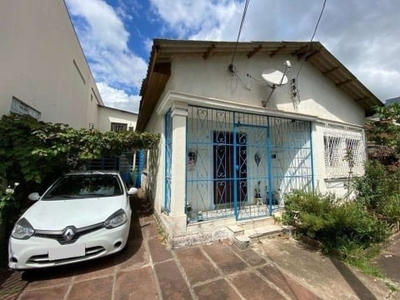 Trata-se de uma casa padrão com 2 dormitórios, um banheiro social, um hall de entrada e um amplo living com 2 ambientes. ela também possui uma cozinha e uma área de serviço externa coberta. o pátio of