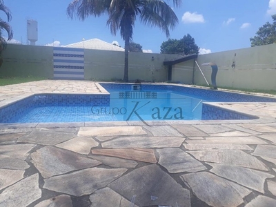 Linda Casa Térrea 300m² - 3 drm sendo 1 suíte, área gourmet, piscina, 2 vagas e lazer no c