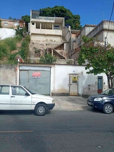Casa com 2 quartos à venda no bairro Cachoeirinha, 300m²