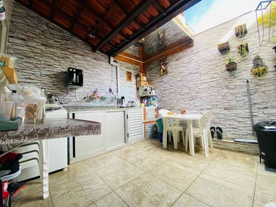 Casa com 2 quartos à venda no bairro Santa Mônica, 80m²