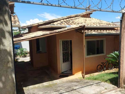 Casa com 2 quartos à venda no bairro Vila Santa Helena, 180m²