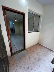 Casa com 2 quartos para alugar no bairro Jardim Brasília, 70m²