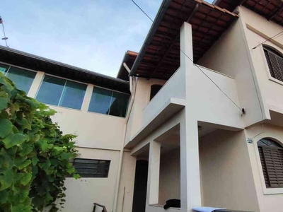 Casa com 3 quartos à venda no bairro Alípio de Melo, 159m²