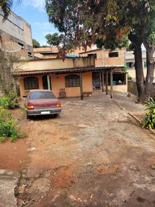 Casa com 3 quartos à venda no bairro Araguaia, 380m²