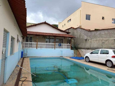 Casa com 3 quartos à venda no bairro Barreiro, 161m²