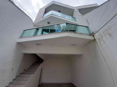 Casa com 3 quartos à venda no bairro Cabral, 180m²