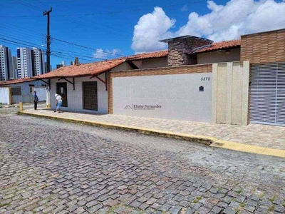 Casa com 3 quartos à venda no bairro Candelária, 200m²
