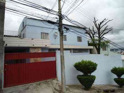 Casa com 3 quartos à venda no bairro Carlos Prates, 250m²