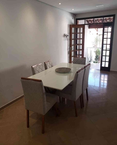 Casa com 3 quartos à venda no bairro Castelo, 227m²