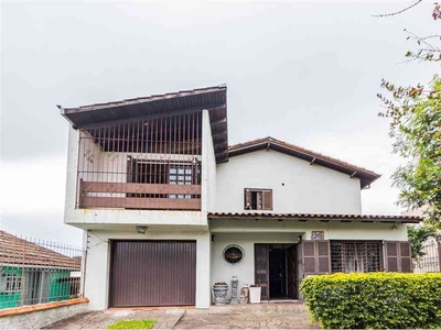 Casa com 3 quartos à venda no bairro Cavalhada, 313m²